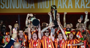 Galatasaray, çifte kupayı kaldırdı!