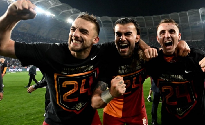 "Galatasaray'da biri kalıyor, biri gidiyor"