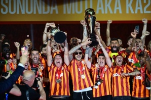 Galatasaray, çifte kupayı kaldırdı!